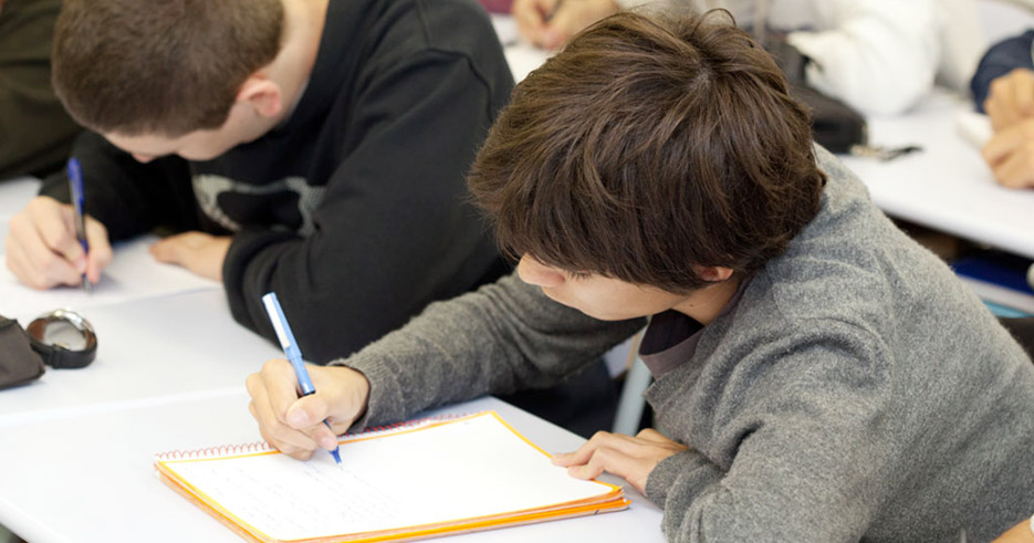 Alumnes fent l'examen d'anglès de Cambridge